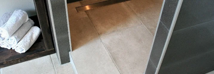 Begehbare Dusche mit linearem Ablauf